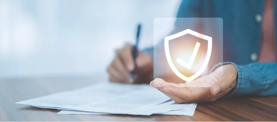 Personne signant un contrat d'assurance pour les accidents de la vie
