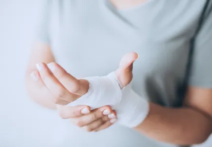 Photo de bandage à la main évoqquant un dommage corporel