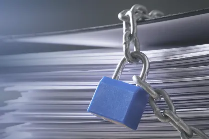 Photo de cadenas sur un dossier d'instruction