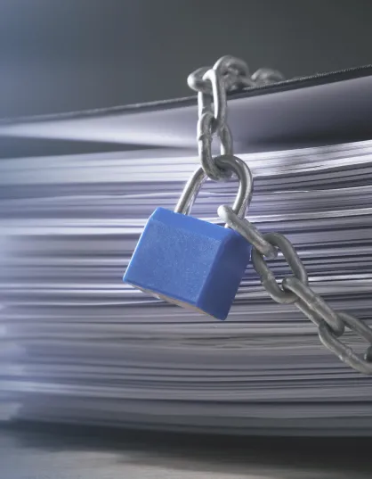 Photo de cadenas sur un dossier d'instruction