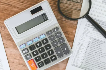 Photo de calculatrice sur des contrats