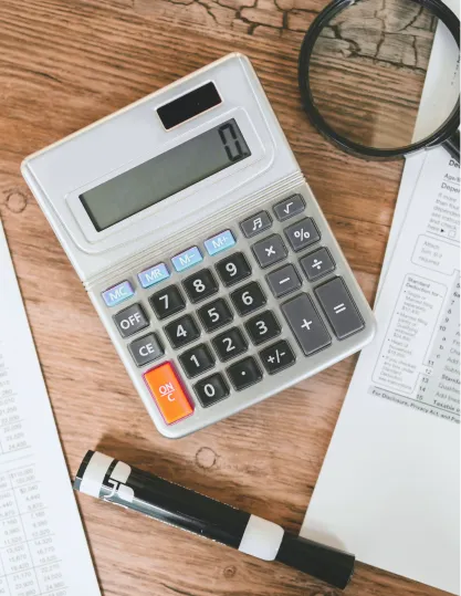 Photo de calculatrice sur des contrats