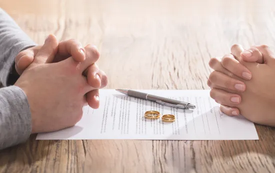 Photo de mains d'un couple qui divorce