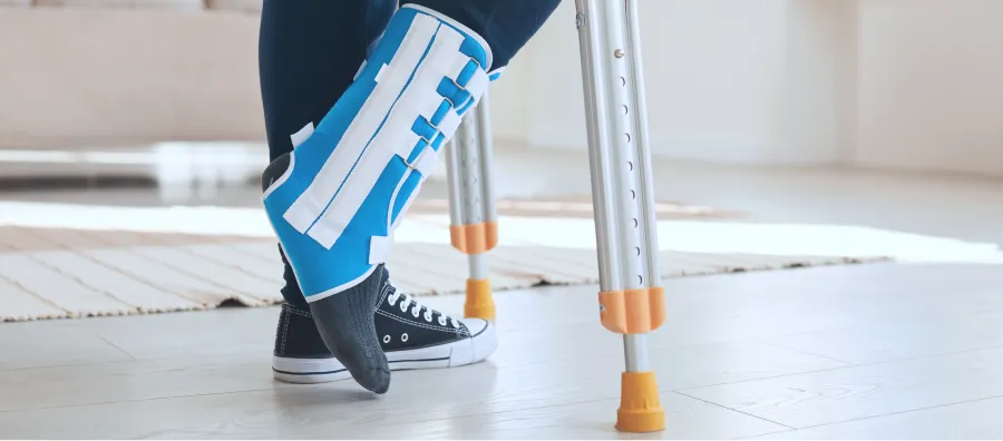 Jambe dans le plâtre après une agression